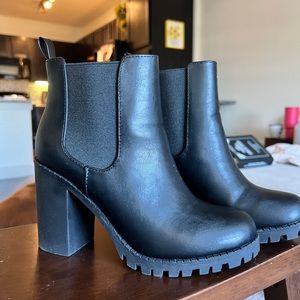 Black Chelsea boots size 7